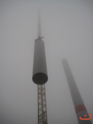 25 Meter Stahlturmteil schwebt in die Höhe