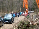 Nach kurzer Fahrt zur Baustelleneinfahrt: Fussmarsch zum Anlagenstandort 06